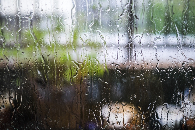 雨の日に水が落ちてくる